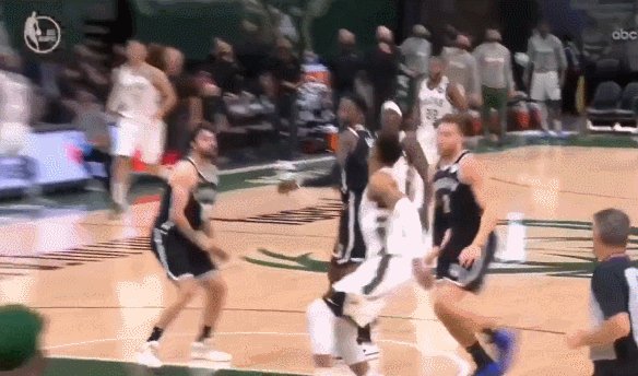 全明星裁判阵容吹出离奇比赛 篮球场变身八角笼？